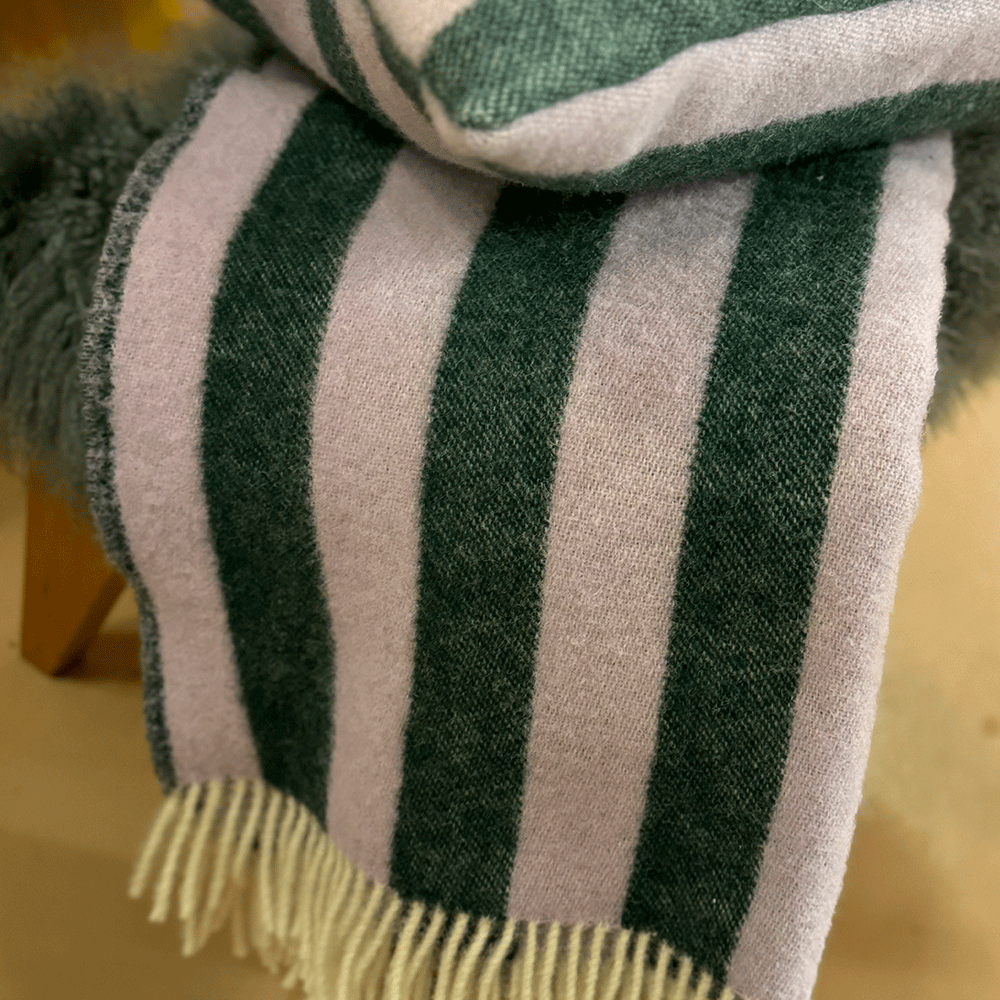 Kissenbezug CANDY WRAP im Farbton lila/grün von Maison Deux
