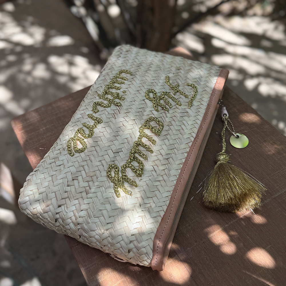 Summer Clutch large mit Spruch auf Tasche «fly away with me» aus Palmenfaser von FROHSINN