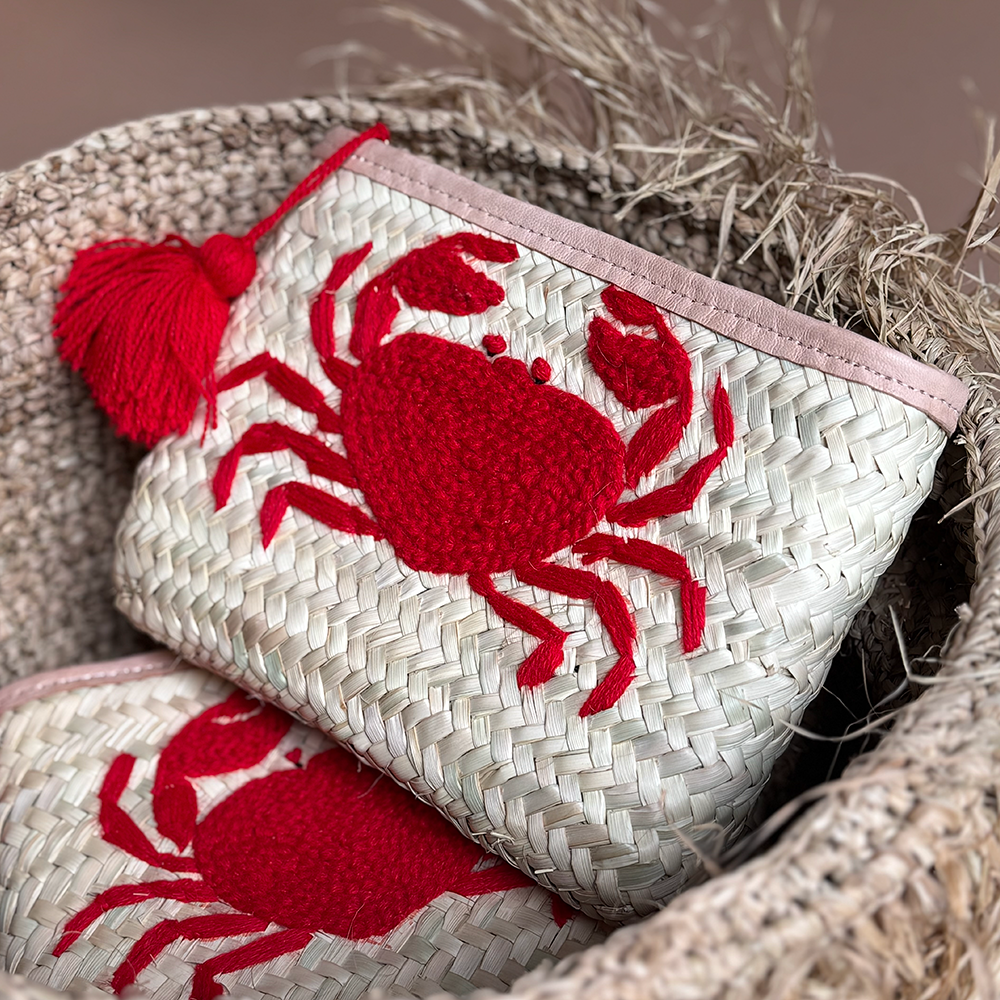 Summer Clutch small mit roter Krabbe als Motiv auf Tasche aus Palmenfaser von FROHSINN