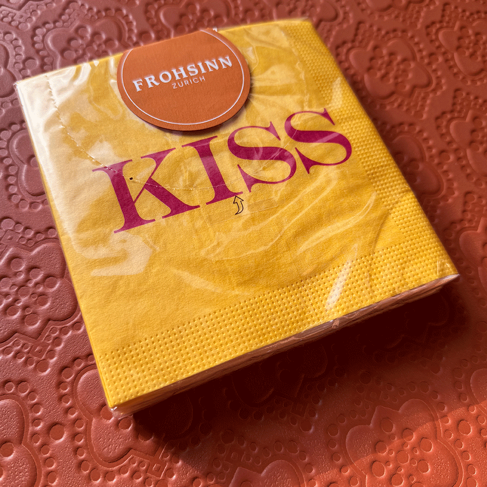 Cocktailserviette PPD mit Aufschrift Kiss von Paperproducts Design