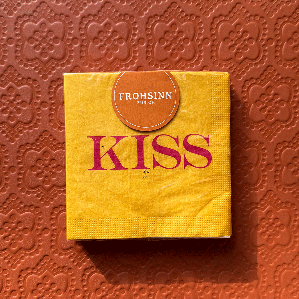 Cocktailserviette PPD mit Aufschrift Kiss von Paperproducts Design