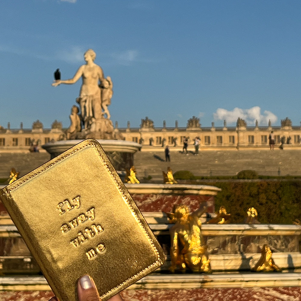 Goldene, handgefertigte Reisepasshülle aus Büffelleder