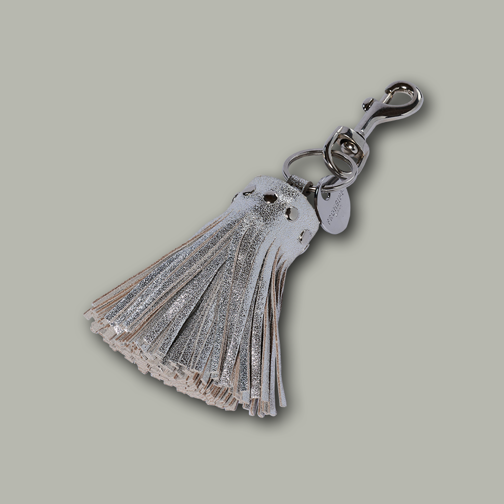Schlüsselanhänger TASSEL aus Leder im Farbton silber &#39;silver&#39;
