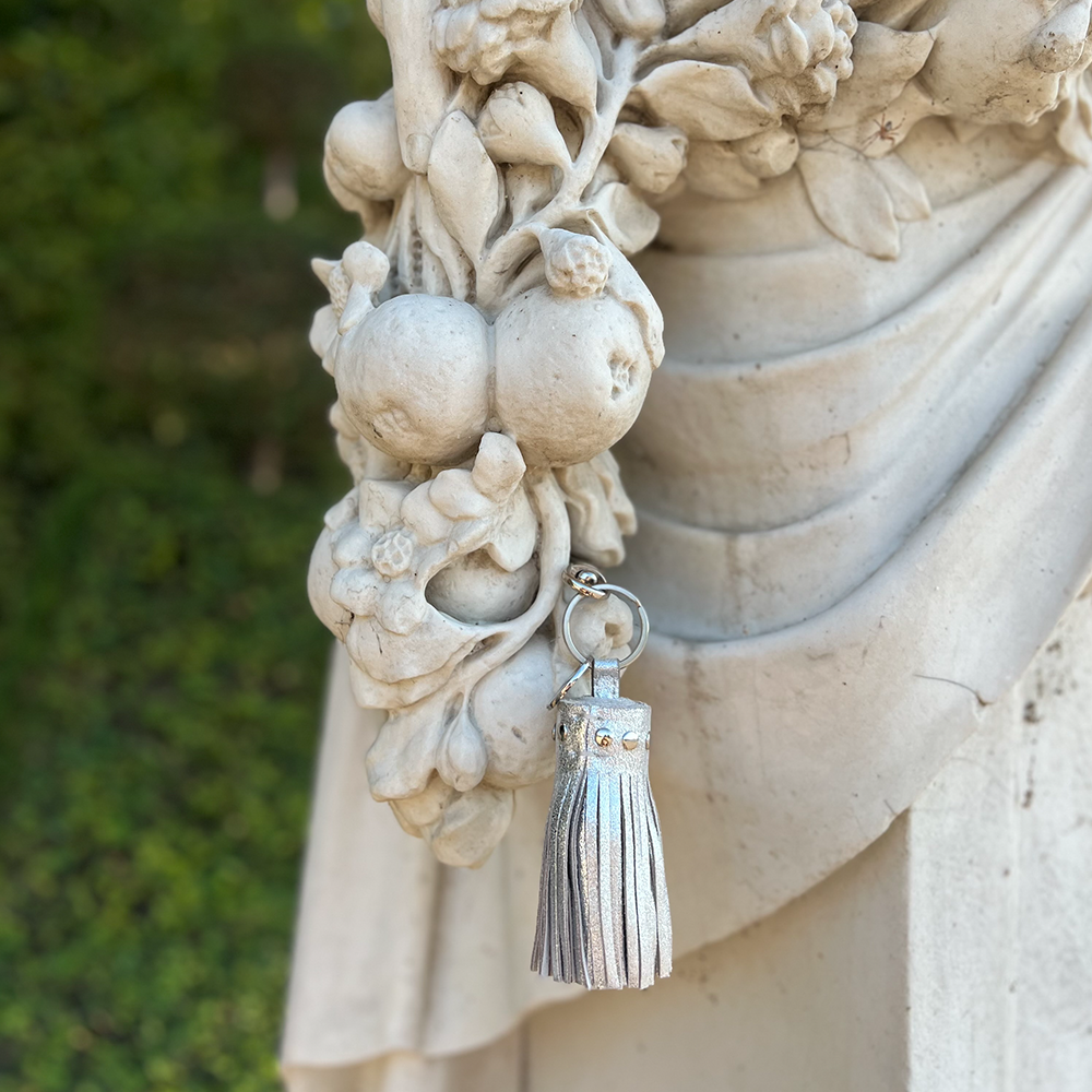 Schlüsselanhänger TASSEL aus Leder im Farbton silber 'silver'