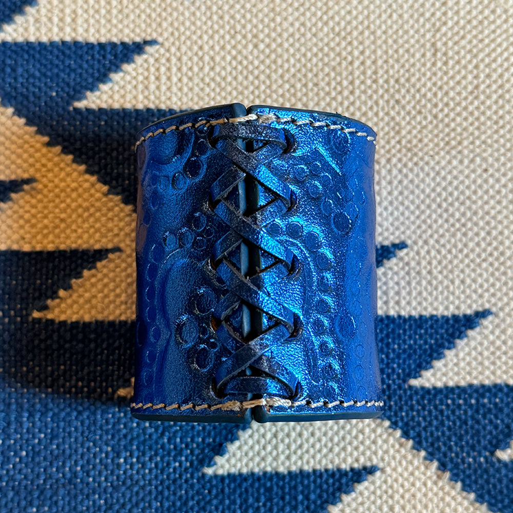 Serviettenring ICON aus Leder geprägt im Farbton Electric Blue vom FROHSINN