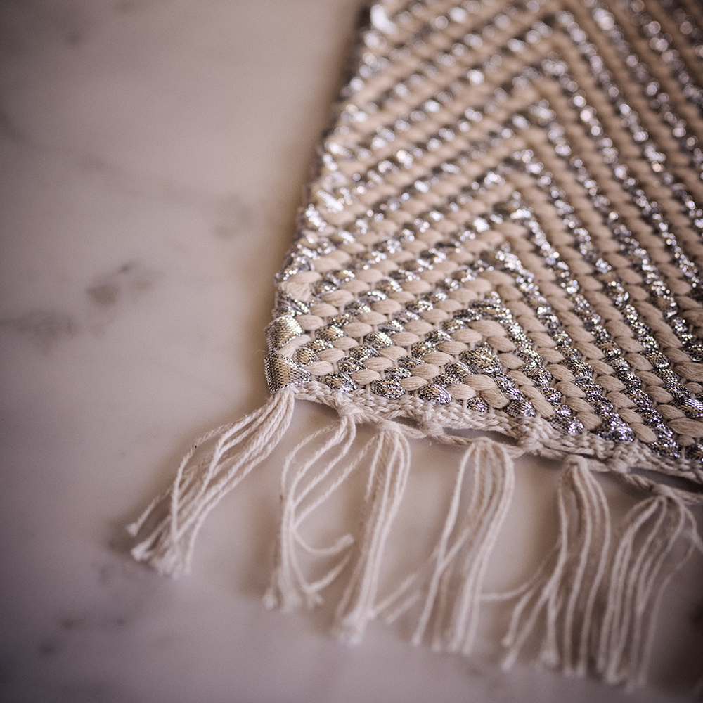 Tischset textil im glamour Farbton silber mit Fischgratmuster von FROHSINN