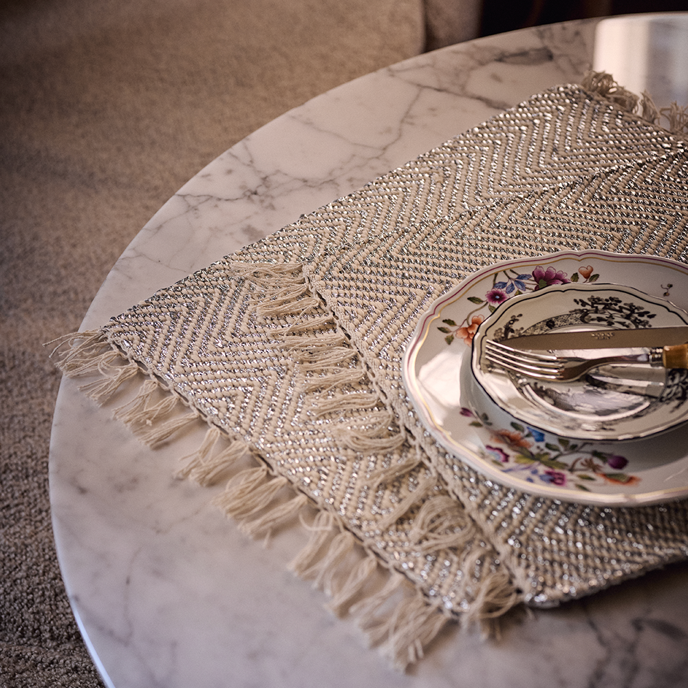 Tischset textil im glamour Farbton silber mit Fischgratmuster von FROHSINN