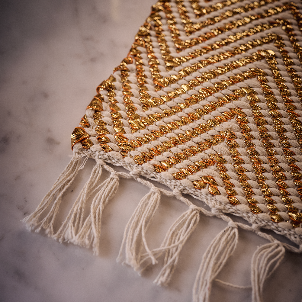 Tischset textil im glamour Farbton gold mit Fischgratmuster von FROHSINN