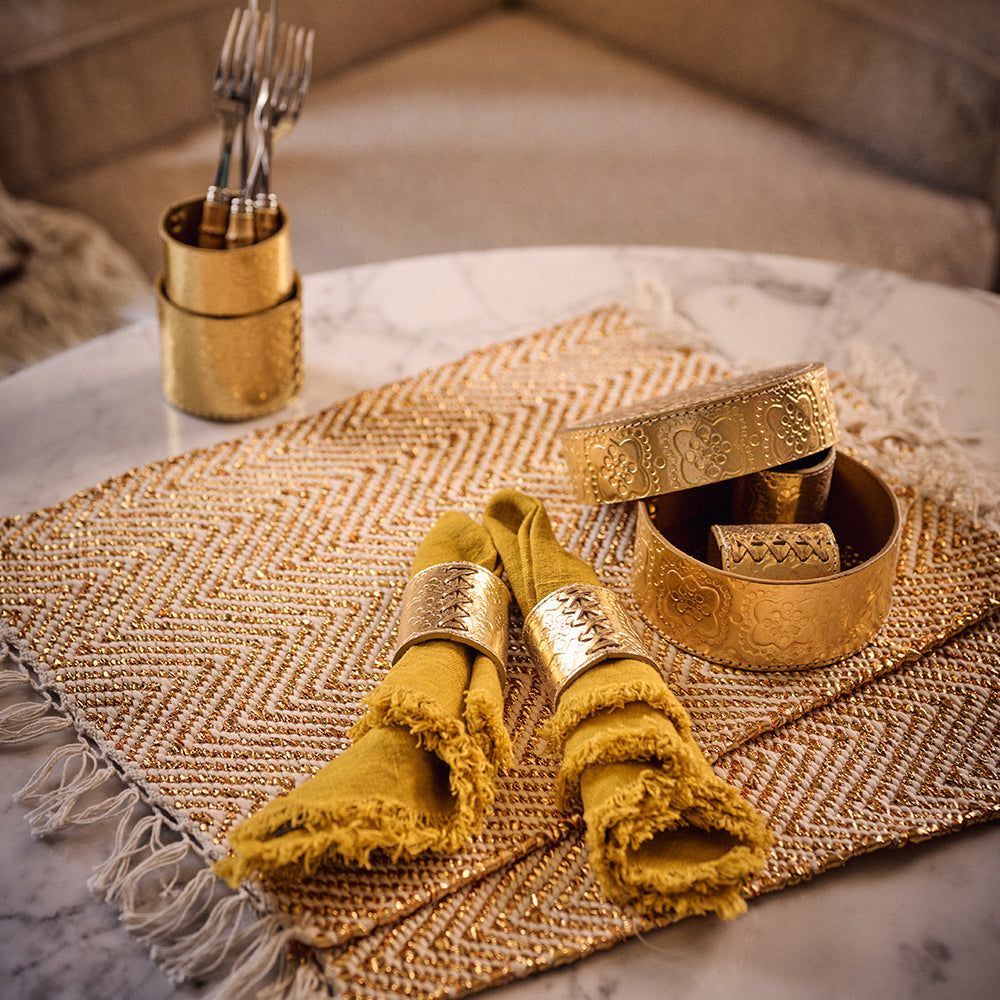 Tischset textil im glamour Farbton gold mit Fischgratmuster von FROHSINN