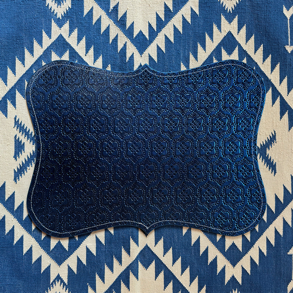 Tischset ICON aus Leder geprägt im Farbton Electric Blue vom FROHSINN