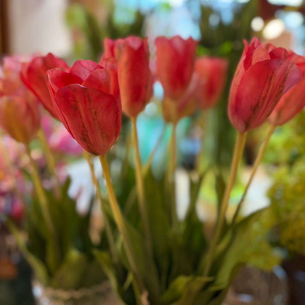Kunstblume von Silk-Ka: Klassische Tulpe im Farbton dunkel rosa