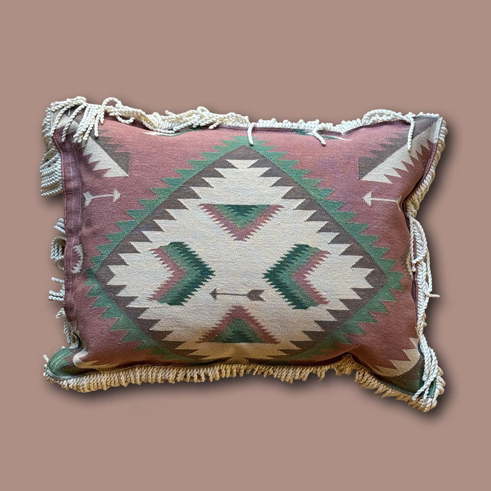 Kissen FRINGES FOREVER im Farbton framboise von Kollektion NAVAJO vom FROHSINN