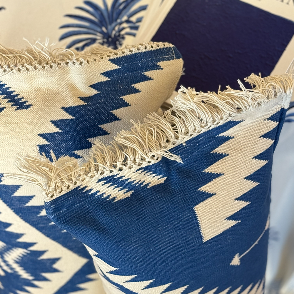 stylisches Kissen vom FROHSINN Kollektion NAVAJO im Farbton weiss blau Namens enzian. 