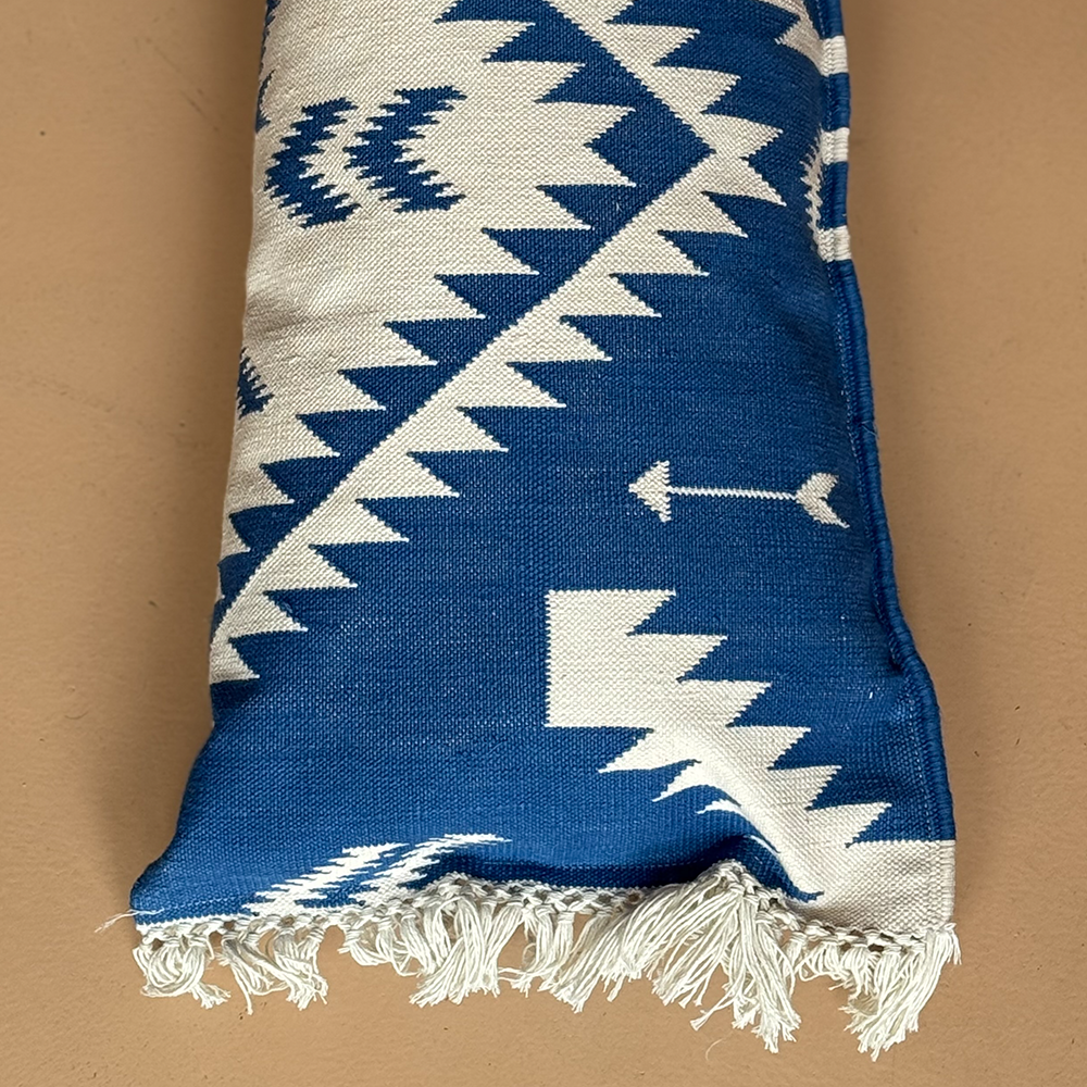stylisches Kissen vom FROHSINN Kollektion NAVAJO im Farbton weiss blau Namens enzian. 