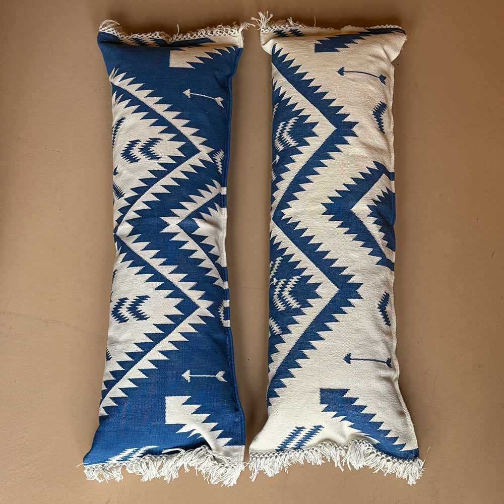 stylisches Kissen vom FROHSINN Kollektion NAVAJO im Farbton weiss blau Namens enzian. 
