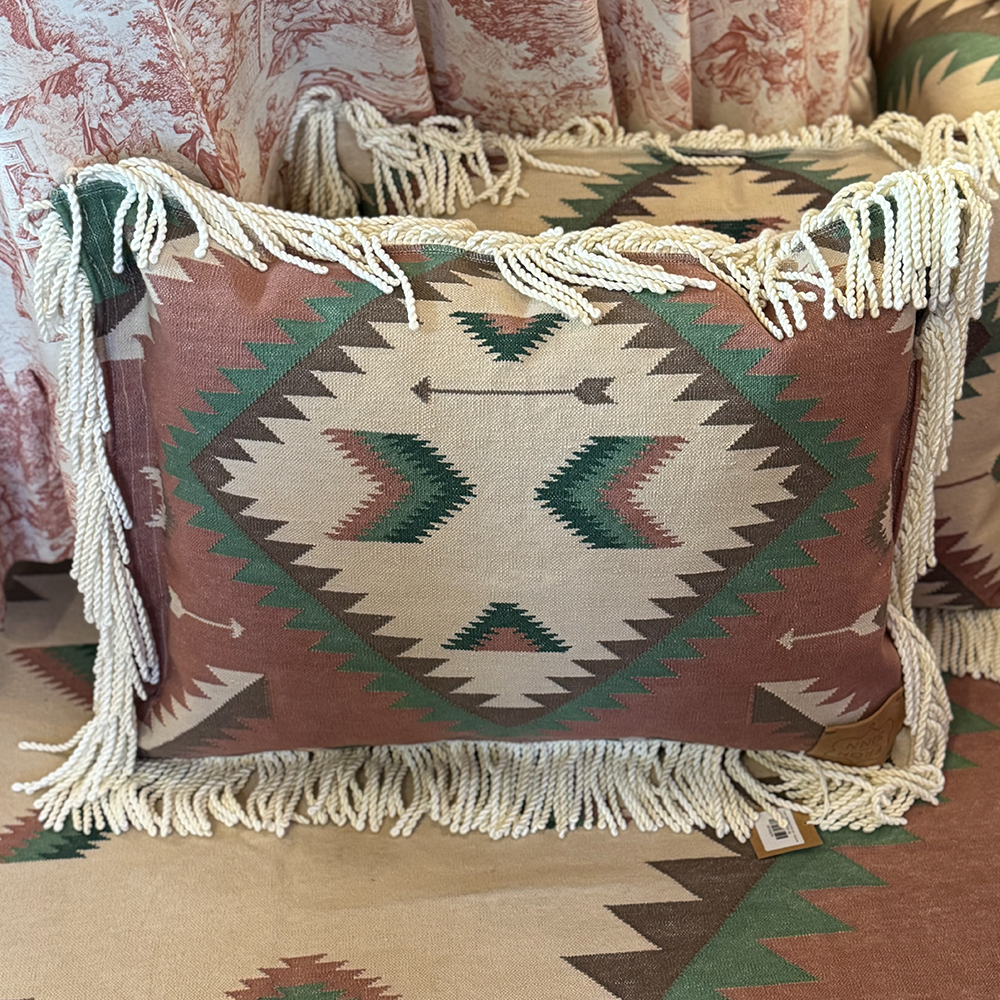 Kissen FRINGES FOREVER im Farbton framboise von Kollektion NAVAJO vom FROHSINN