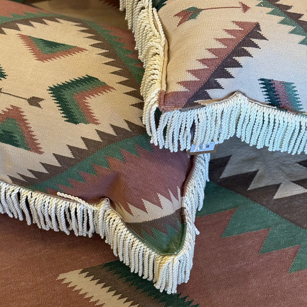 Kissen FRINGES FOREVER im Farbton framboise von Kollektion NAVAJO vom FROHSINN