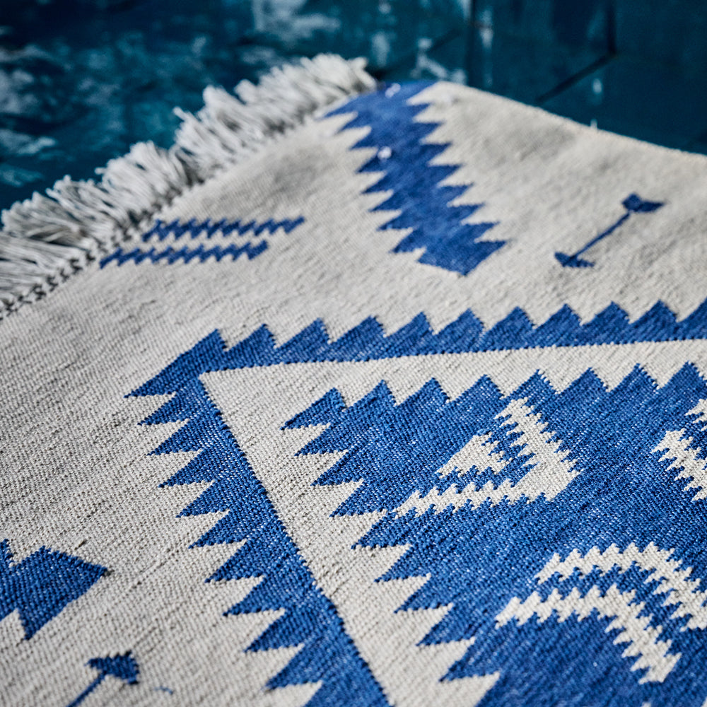 Teppich NAVAJO, Hortensia im Farbton weiss&blau vom FROHSINN
