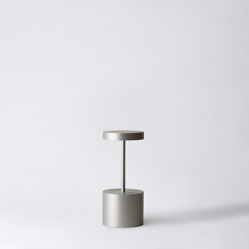 Akku Tischleuchte LUXCIOLE von Hisle im Farbton silber, mini