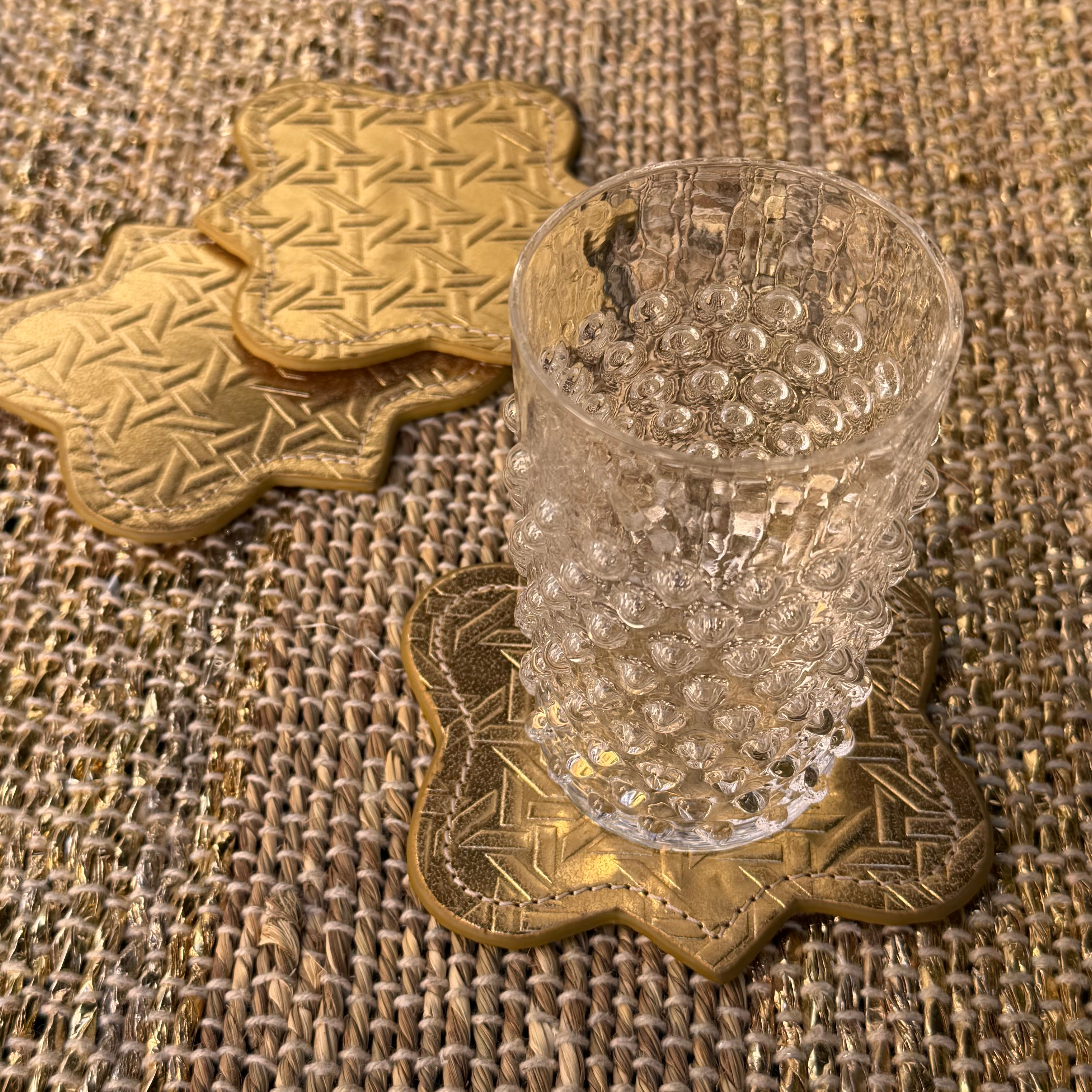 Untersetzer VIENNA aus Leder geprägt im Farbton gold von FROHSINN