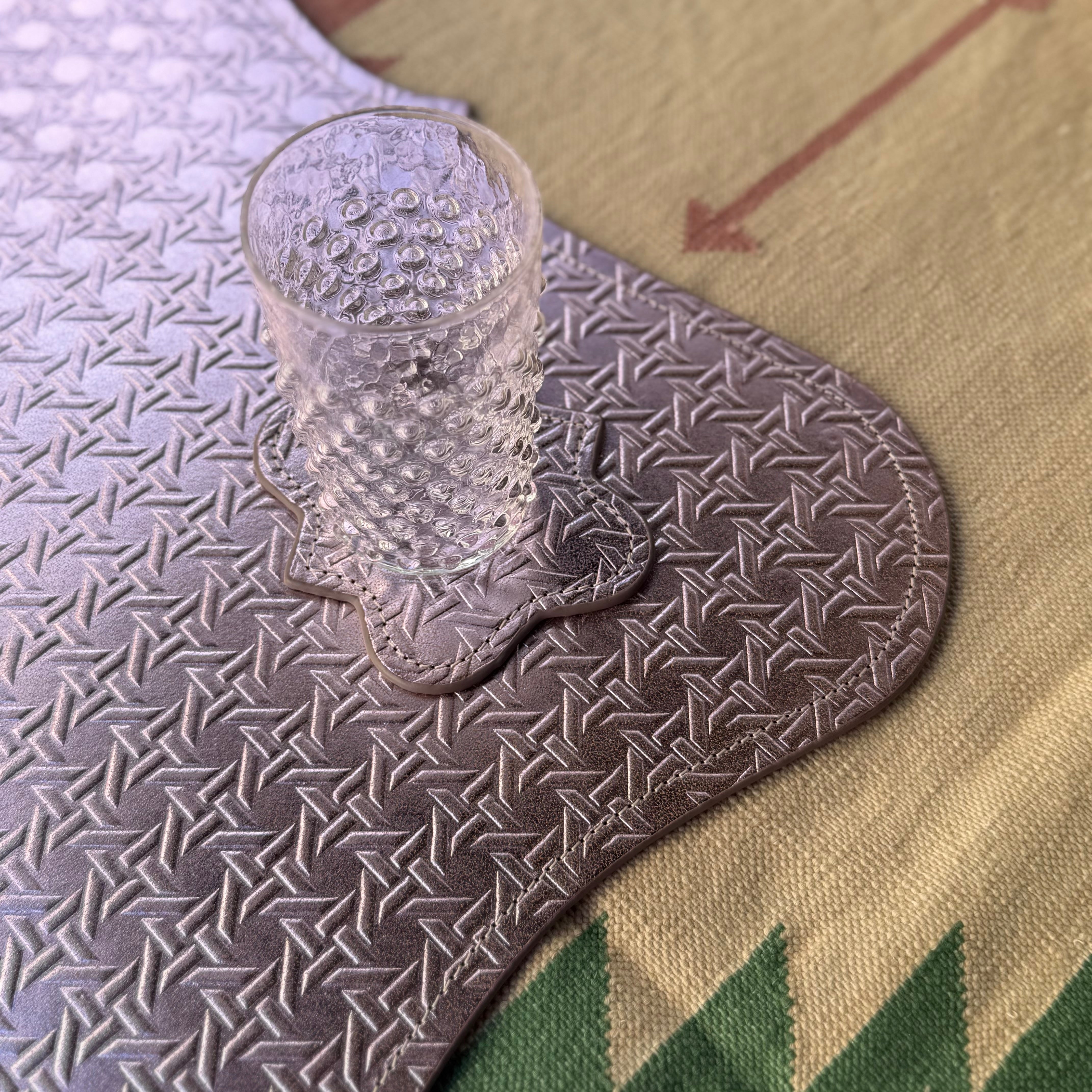 Tischset VIENNA aus Leder geprägt im rosa Farbton glänzend von FROHSINN
