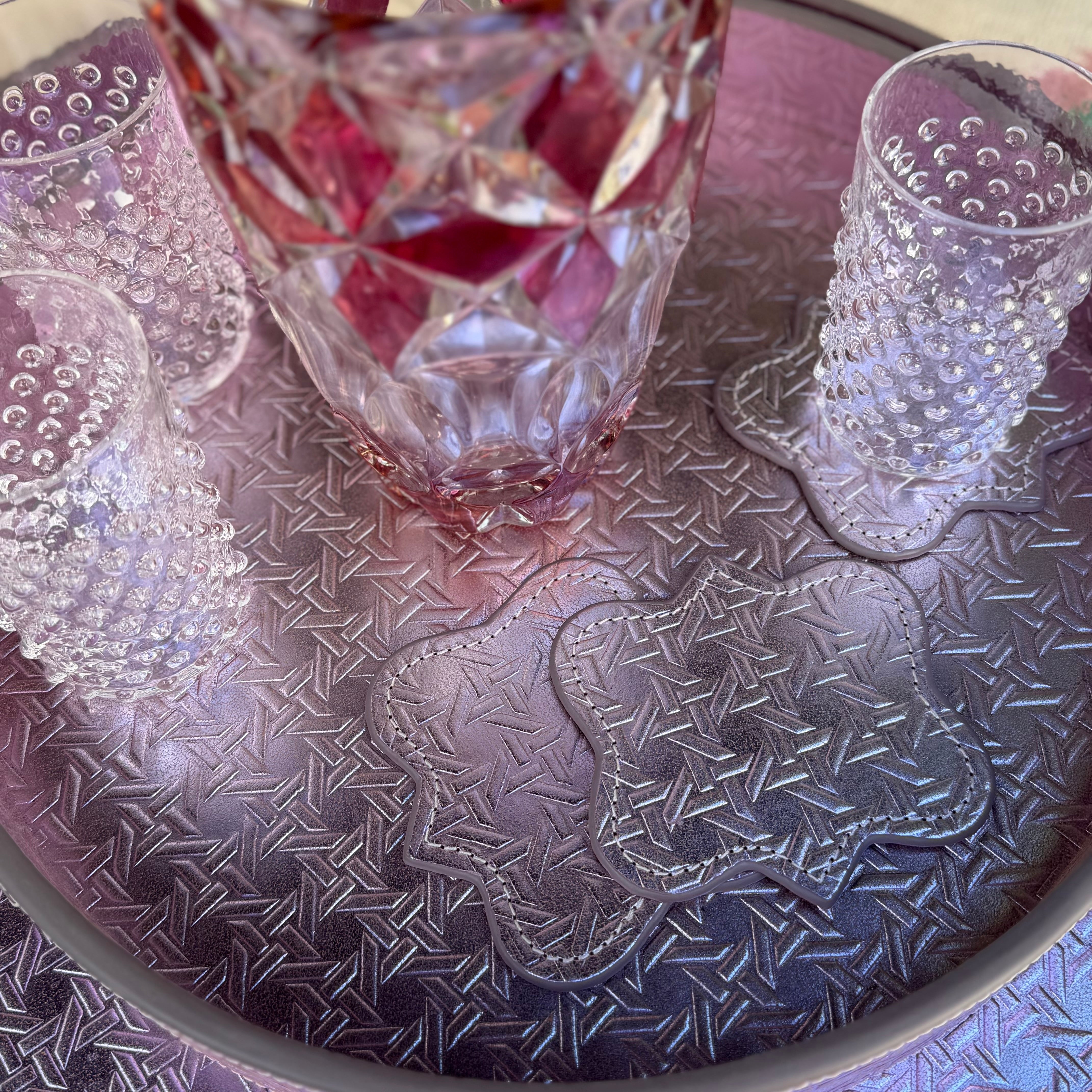 Tablett Rund VIENNA aus Leder geprägt im rosa Farbton von FROHSINN, Moodbild in der Kombination mit den Untersetzern