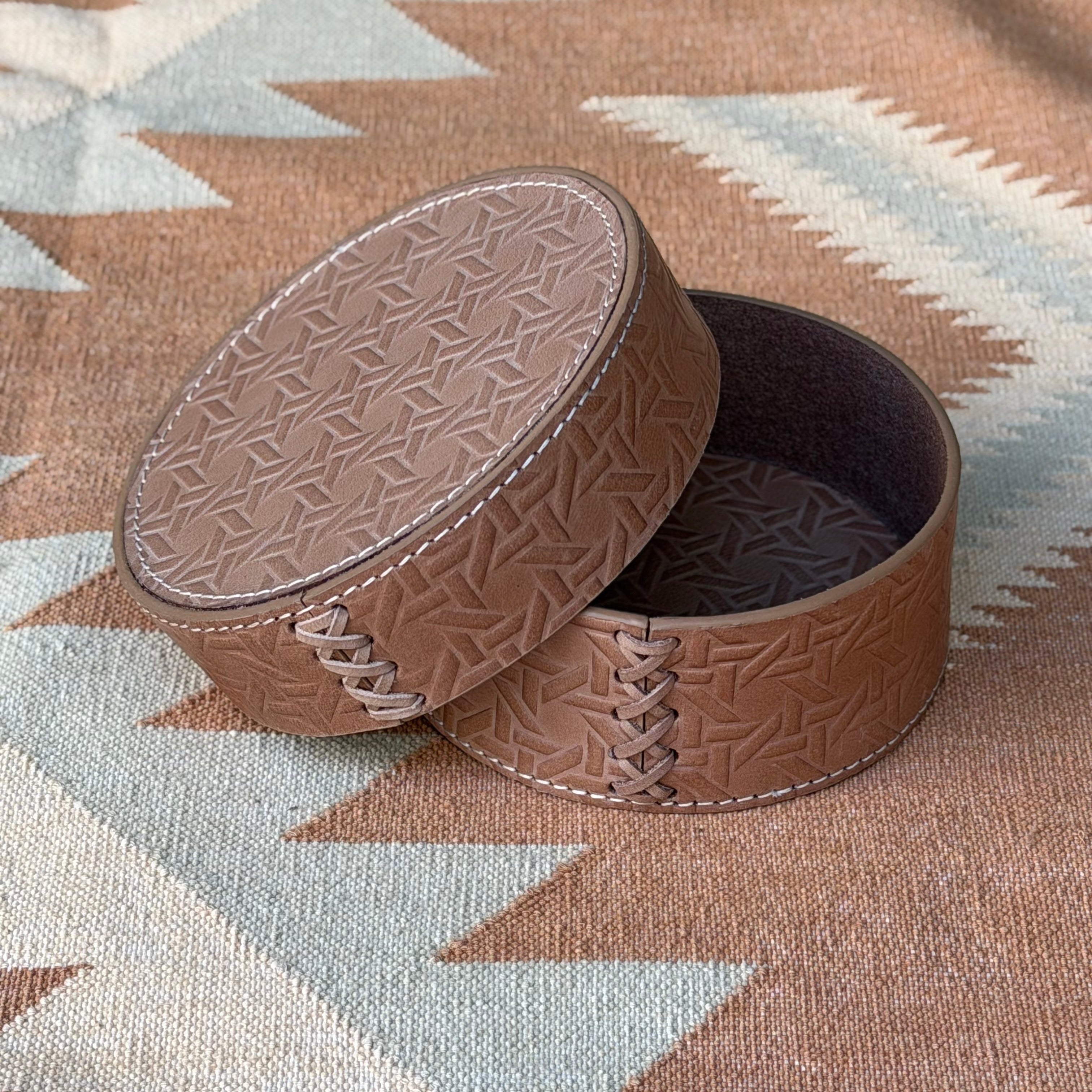 Dose rund aus Leder geprägt im Farbton camel (hellbraun) vom FROHSINN, von der Kollektion VIENNA, offen