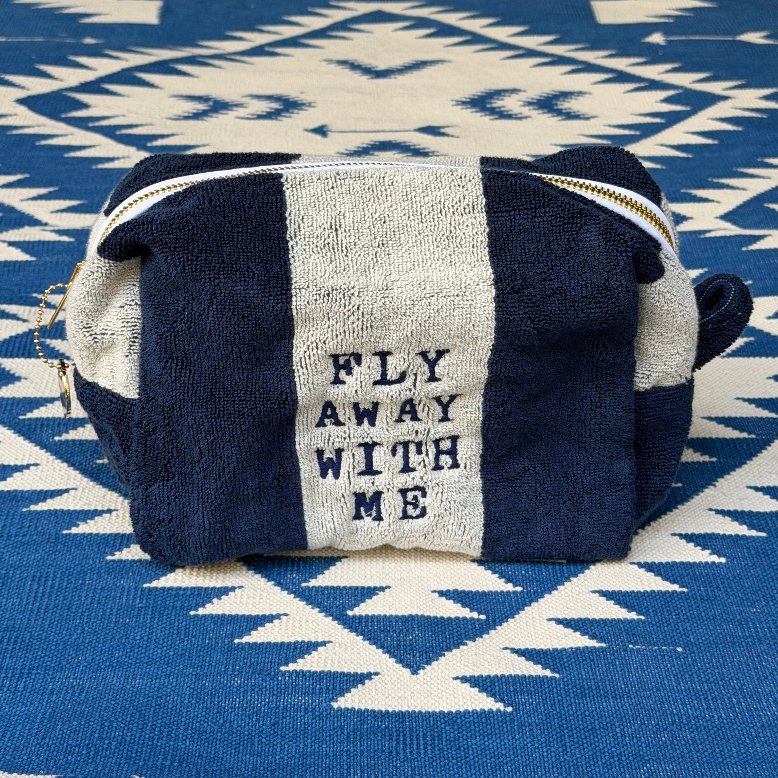 Kulturbeutel FLY AWAY WITH ME aus Frottee im Farbton bleu océan / crème von La Serviette