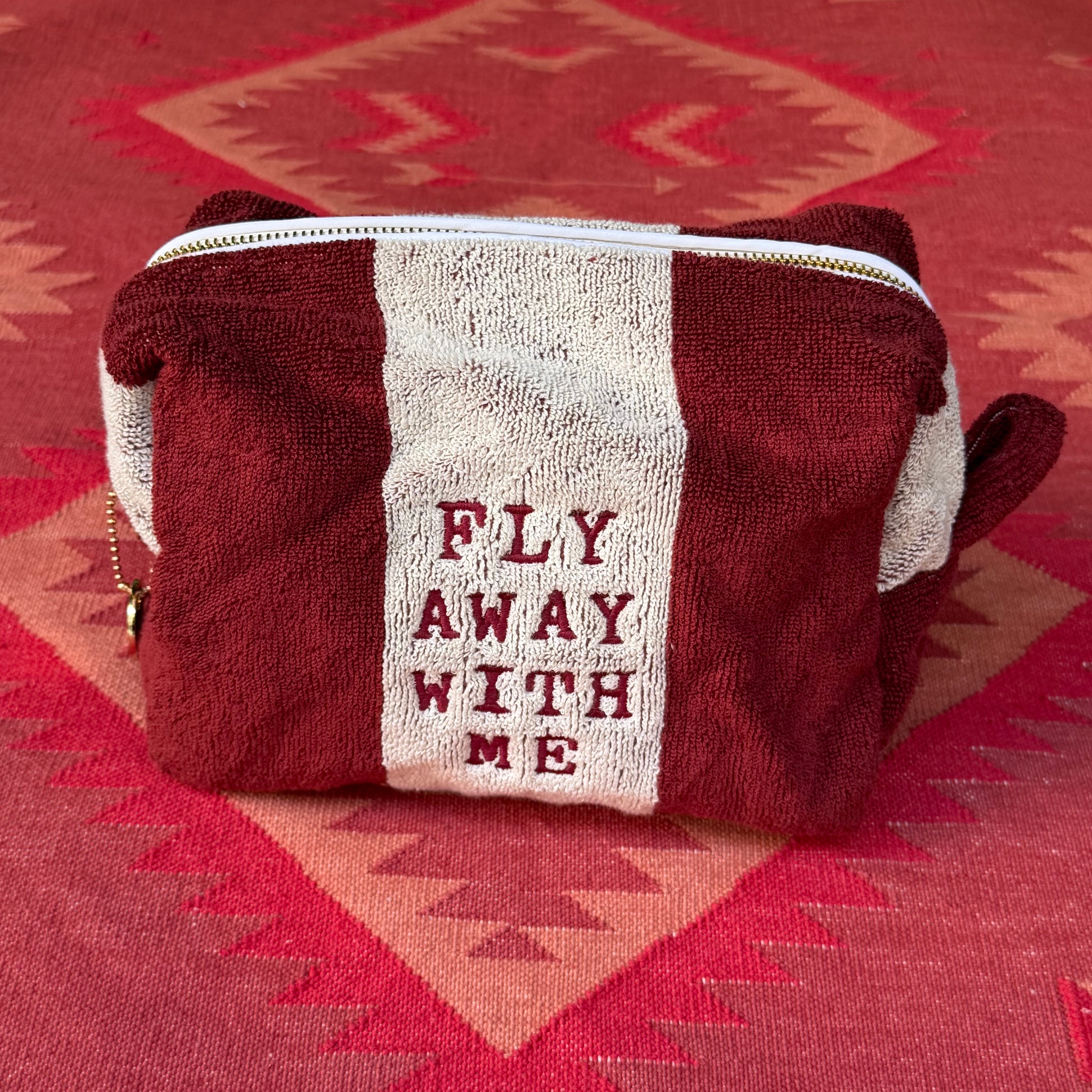 Kulturbeutel FLY AWAY WITH ME aus Frottee im Farbton dunkelrot und crème von La Serviette