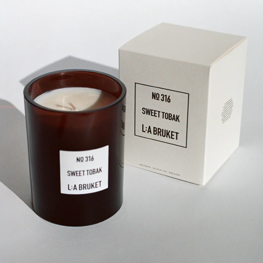 Duftkerze No. 316 Sweet Tobak von L:A Bruket in braunem Glas