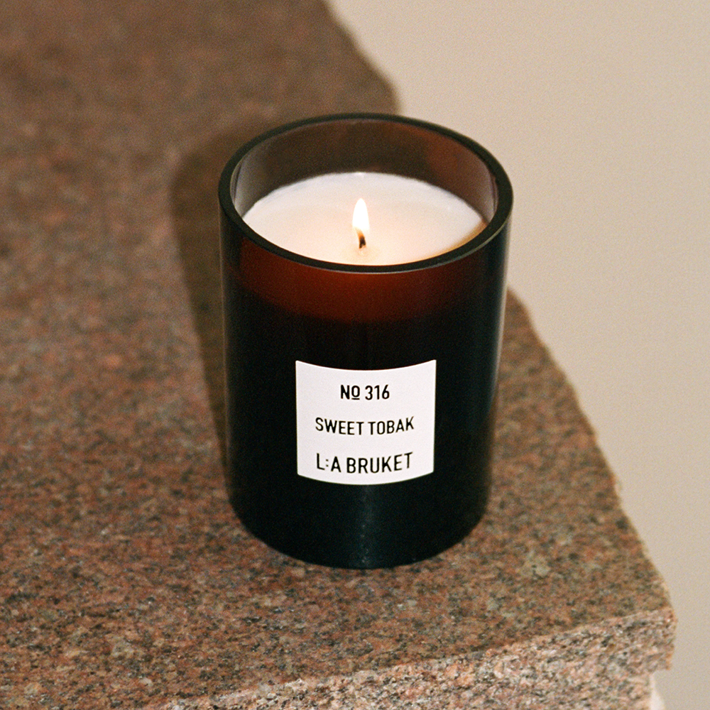 Duftkerze No. 316 Sweet Tobak von L:A Bruket in braunem Glas