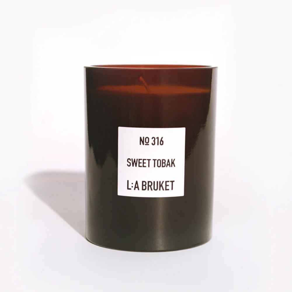 Duftkerze No. 316 Sweet Tobak von L:A Bruket in braunem Glas