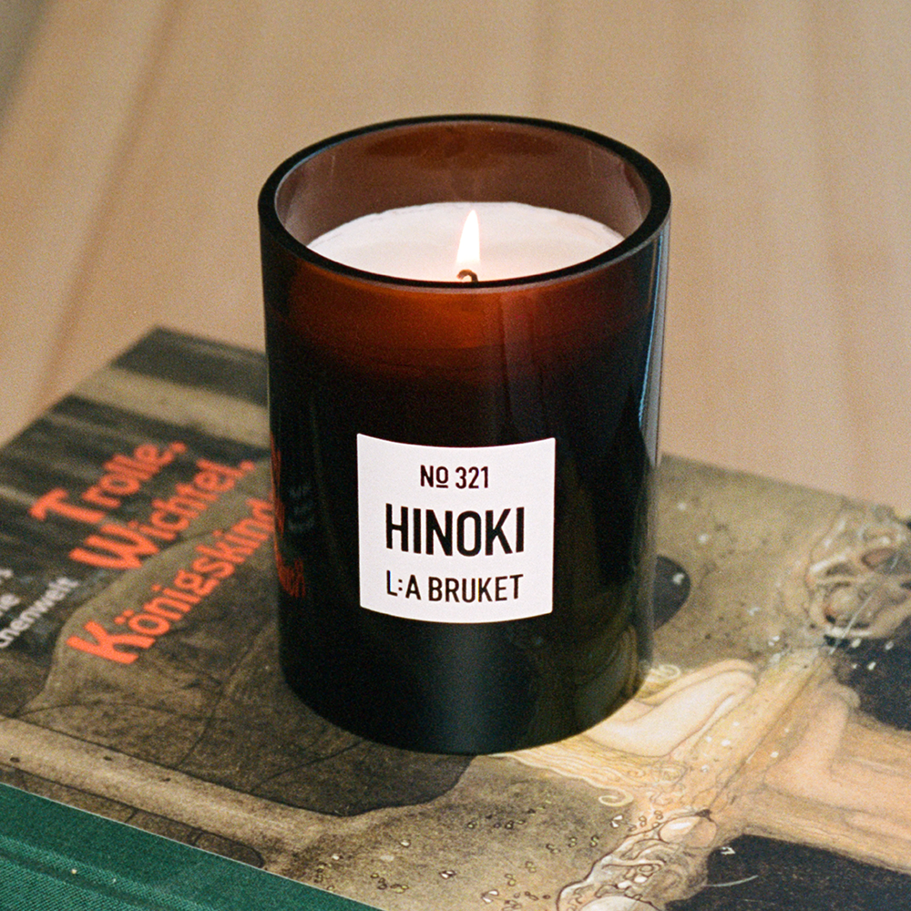 Duftkerze No. 255 Hinoki von L:A Bruket in braunem Glas