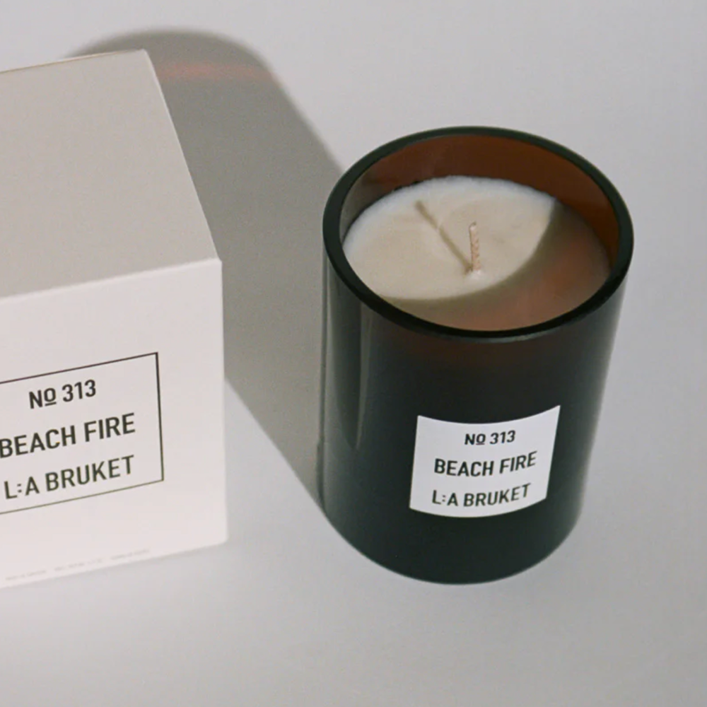 Duftkerze No. 313 Beach Fire von L:A Bruket in braunem Glas