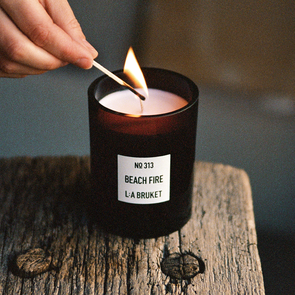 Duftkerze No. 313 Beach Fire von L:A Bruket in braunem Glas