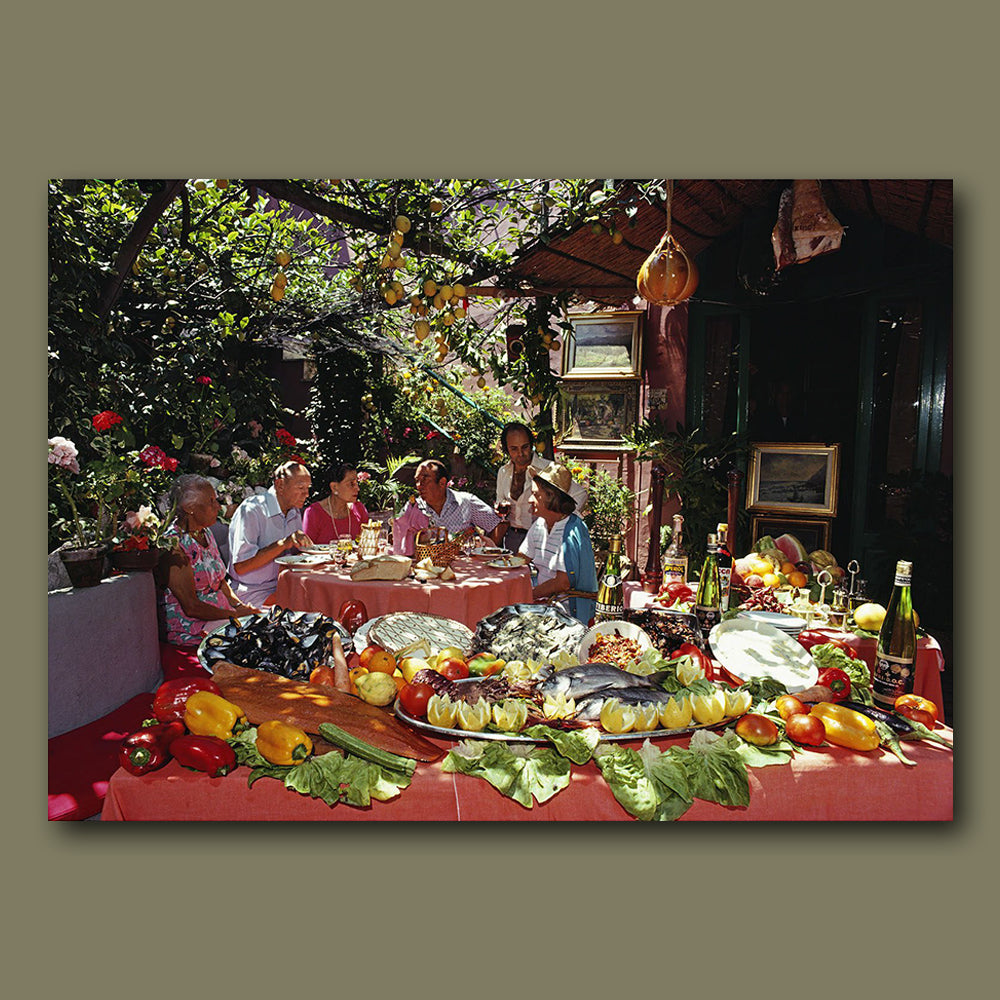 Wandbild aus Acrylglas von Slim Aarons mit dem Motiv «Lunch at la Pigna», Hersteller Getty Images