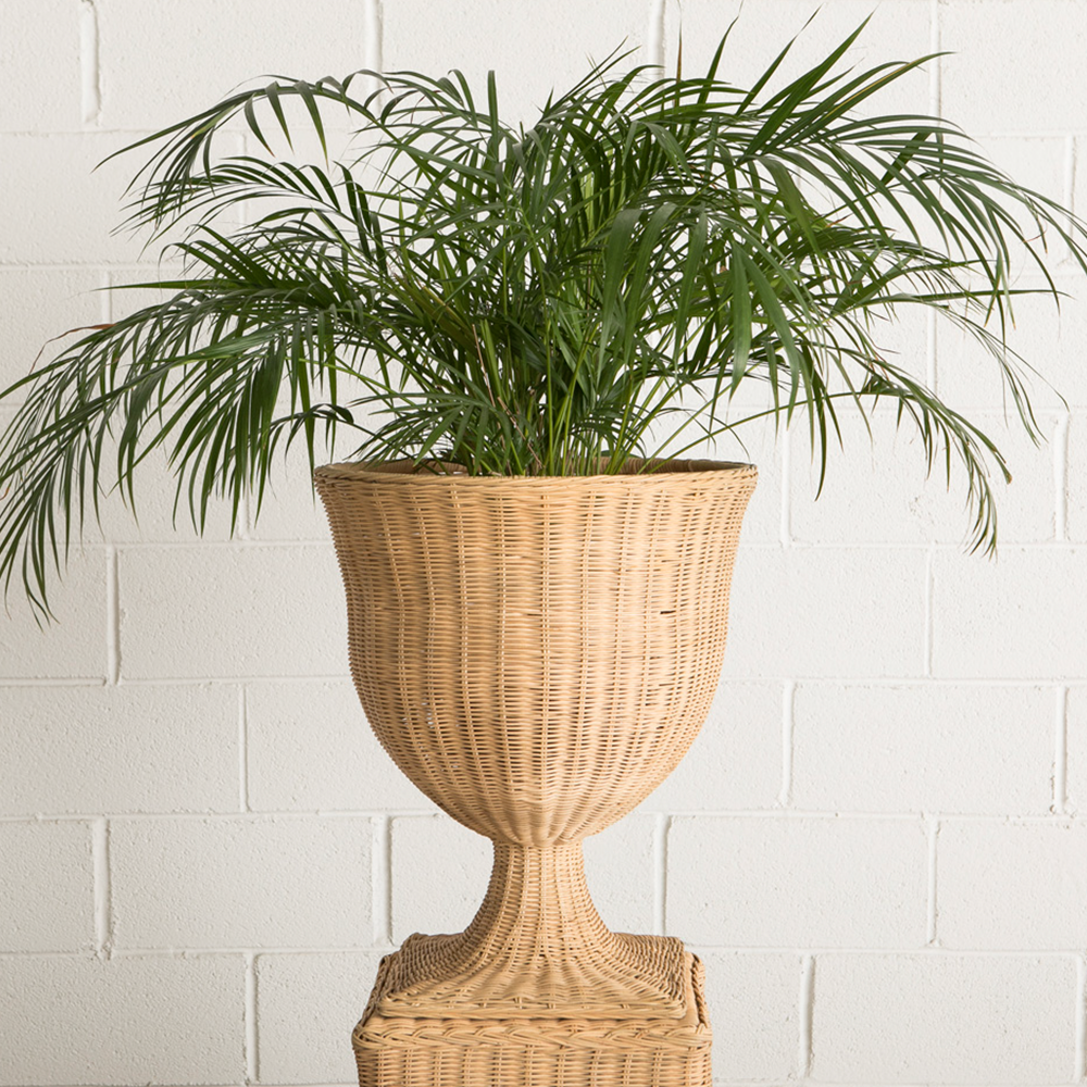 Vase mit Sockel ATENEA von Mahe Homeware Spanien, Handgefertigt aus Rattan