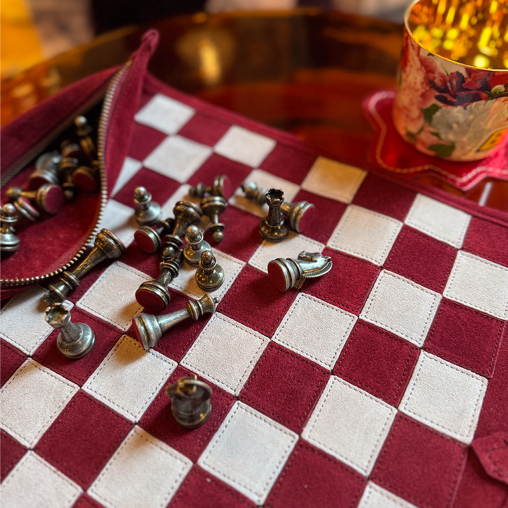 Reisespiel Schach Set aus Leder im Farbton burgundy red von Monopoulos