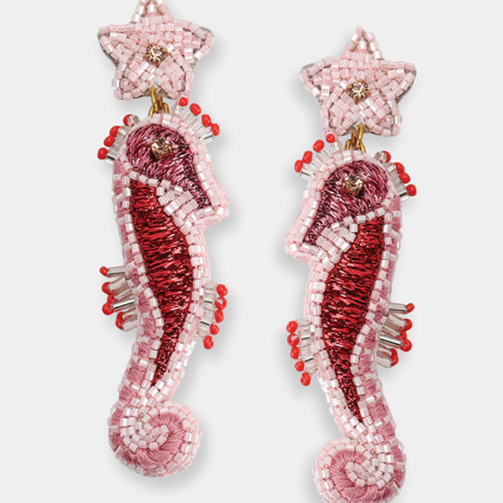 Ohrringe SEAHORSE im Farbton rosa von Olivia Dar, Handwerkskunst von Indien