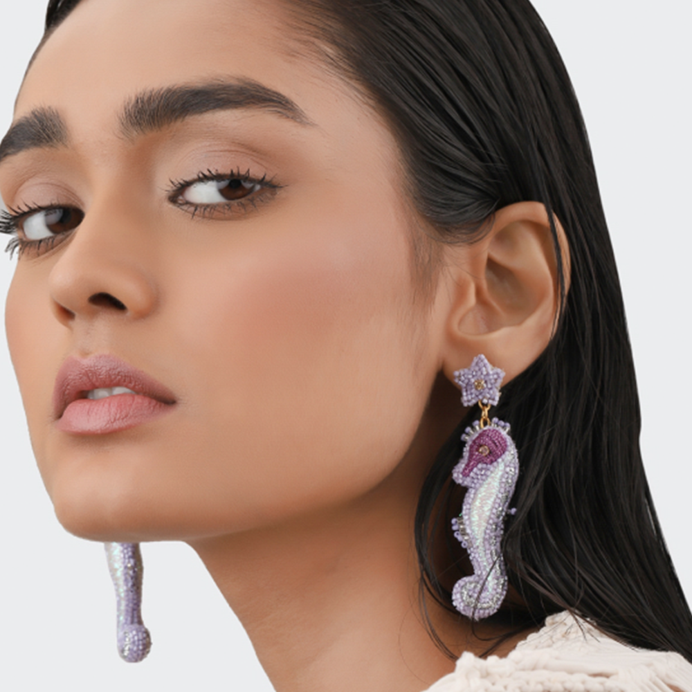 Ohrringe SEAHORSE im Farbton violett von Olivia Dar, Handwerkskunst von Indien