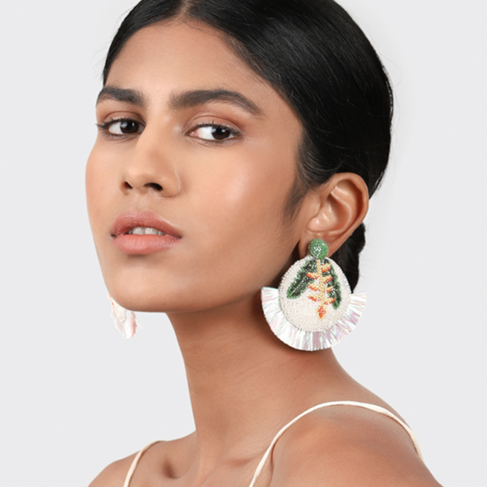 Ohrringe MOSAIC tropical im Farbton white von Olivia Dar, Handwerkskunst von Indien