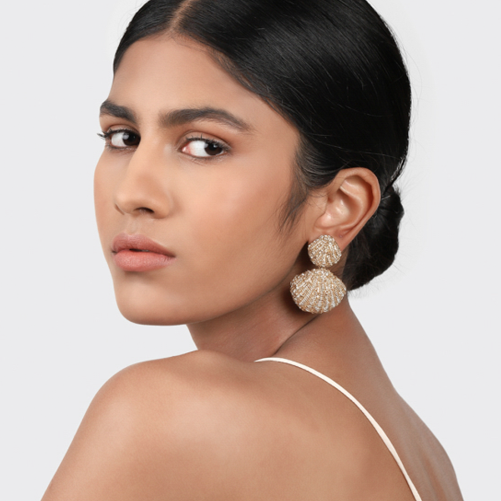 Ohrringe APHRODITE im Farbton gold von Olivia Dar, Handwerkskunst aus Indien