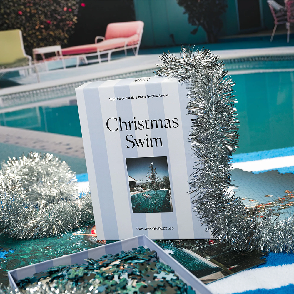 Bild Christmas Swim von Slim Aarons als Puzzle von Piecework Puzzles. Ein Puzzele mit 1000 Stück