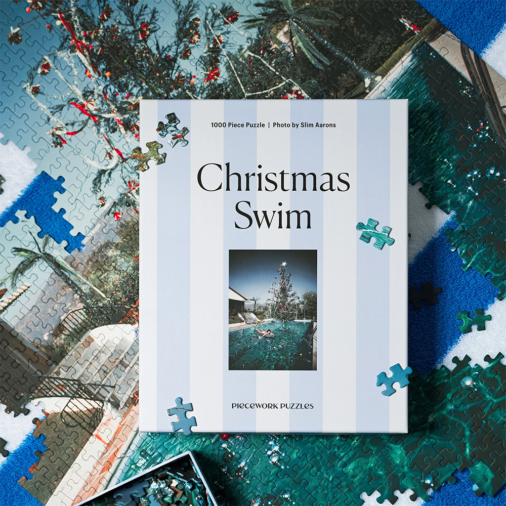 Bild Christmas Swim von Slim Aarons als Puzzle von Piecework Puzzles. Ein Puzzele mit 1000 Stück