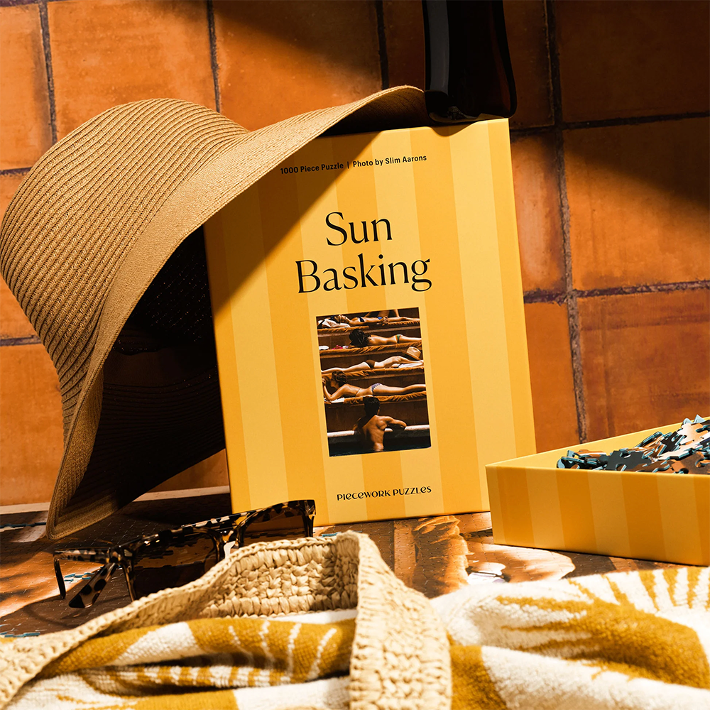Bild Sun Basking von Slim Aarons als Puzzle von Piecework Puzzles. Ein Puzzele mit 1000 Stück