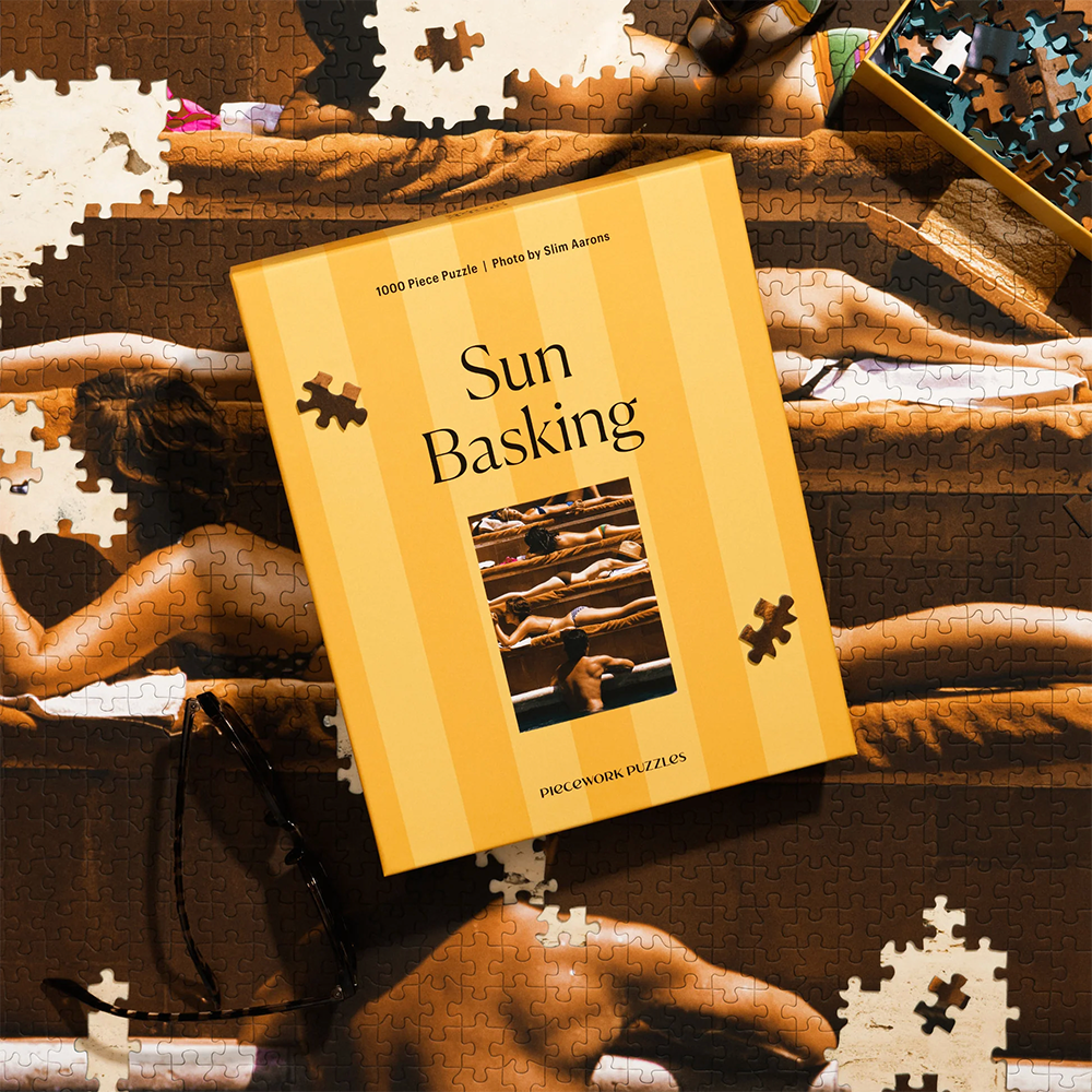 Bild Sun Basking von Slim Aarons als Puzzle von Piecework Puzzles. Ein Puzzele mit 1000 Stück