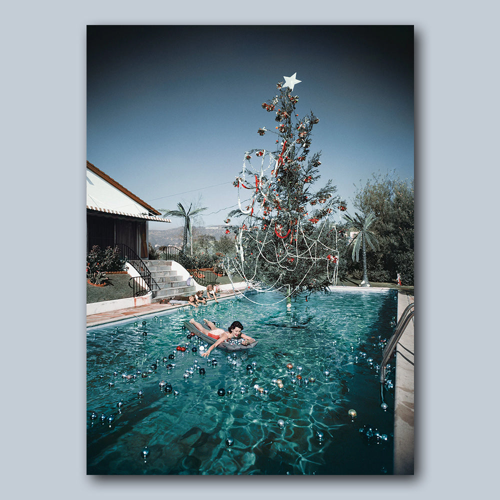 Bild Christmas Swim von Slim Aarons als Puzzle von Piecework Puzzles. Ein Puzzele mit 1000 Stück