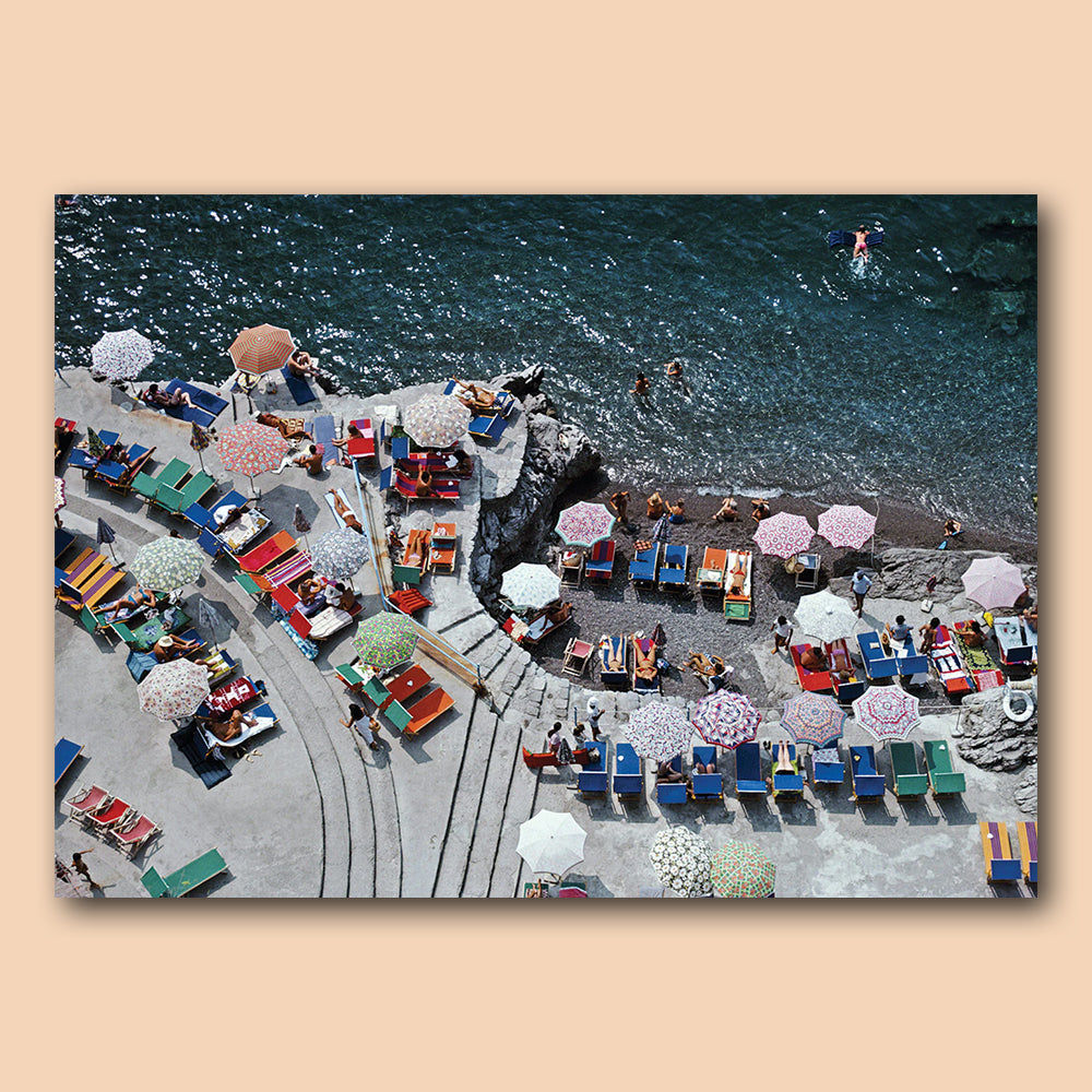 Bild Positano Beach von Slim Aarons als Puzzle von Piecework Puzzles. Ein Puzzele mit 1000 Stück