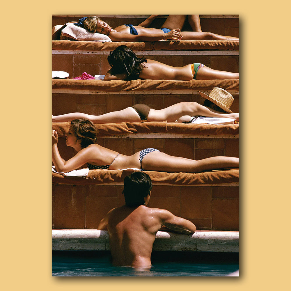 Bild Sun Basking von Slim Aarons als Puzzle von Piecework Puzzles. Ein Puzzele mit 1000 Stück