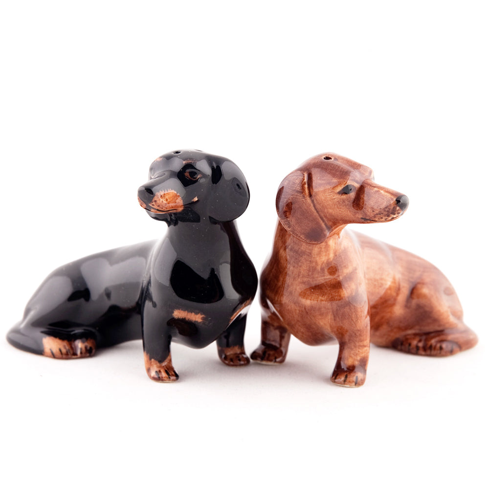 Salz und Pfefferstreuer in Tierform Dackel im Farbton schwarz und braun von Quail Ceramics